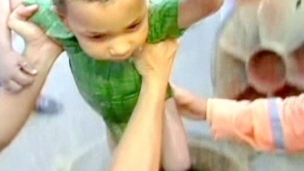 Rescatan a un niño colombiano encontrado en una alcantarilla