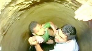 Rescate de un niño en los sumideros de Barranquilla