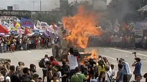 Philippines: ‘Weapons not wages’ rally as president speaks