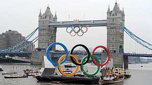 Olympic flame goes boating on the Thames