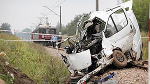 Poland: Nine dead after train hits minibus