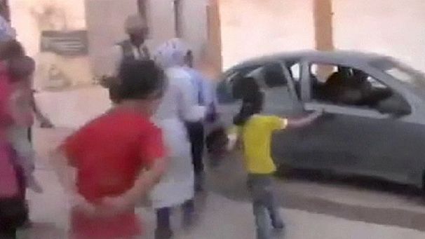 Syrians flee Aleppo fighting