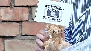 Belarus: Reporters protest over teddy bear arrest