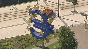 Juncker: uscita Grecia da euro gestibile ma non auspicabile