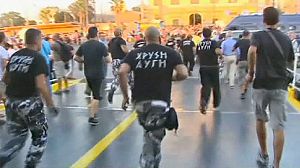 Simpatizantes griegos de extrema derecha atacan un furgón policial