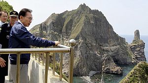 S.Korean visit prompts island clash with Japan