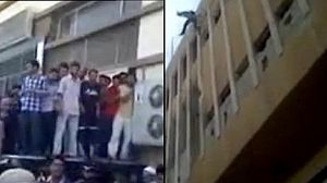 Los rebeldes sirios tiran cadáveres de soldados desde la azotea de un edificio de Alepo