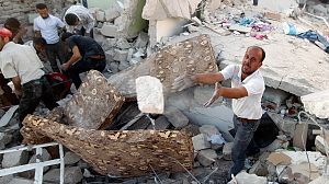 Syria air strike victims cross into Turkey for treatment