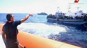 Italians rescue boat immigrants