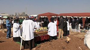 Comienzan en Sudáfrica los entierros de los mineros de Marikana