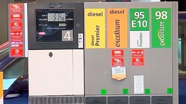 Francia, domani si discute sul taglio del prezzo dei carburanti