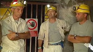 Italy: Striking miner slashes his wrists on TV
