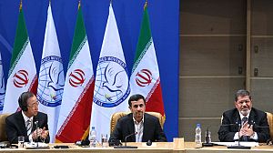 Iran: Al vertice dei Paesi non Allineati, duro il discorso di Morsi sulla Siria, e la delegazione di Damasco esce dall’aula