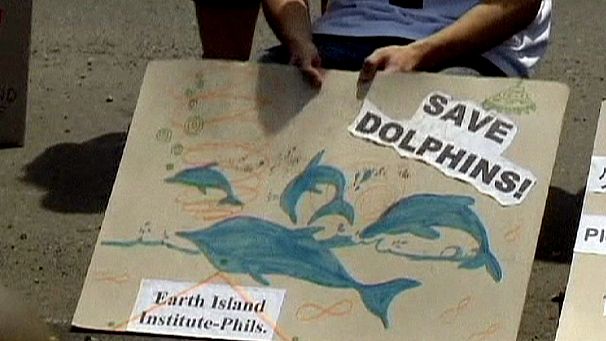 Manila protest against dolphin hunting