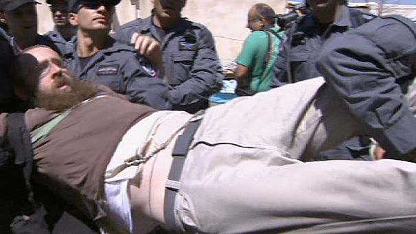 Israel clears illegal settlement