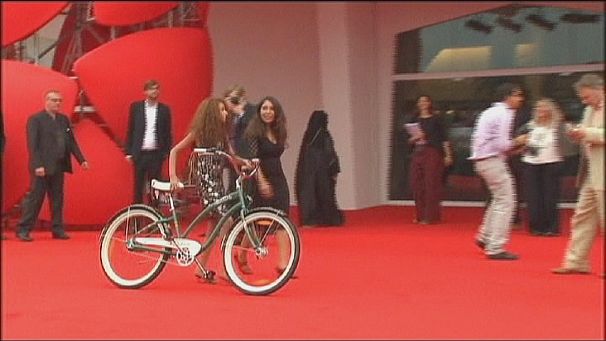 La bambina araba della bicicletta seduce Venezia