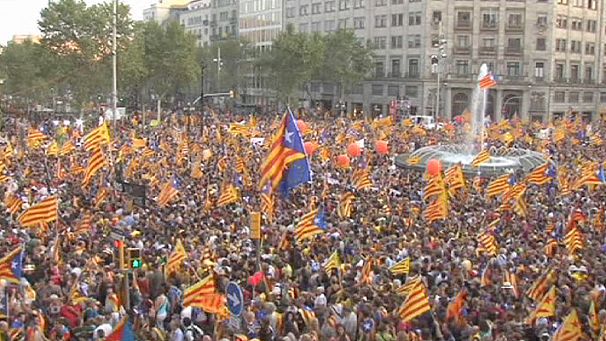 Decine di migliaia di persone manifestano a Barcellona