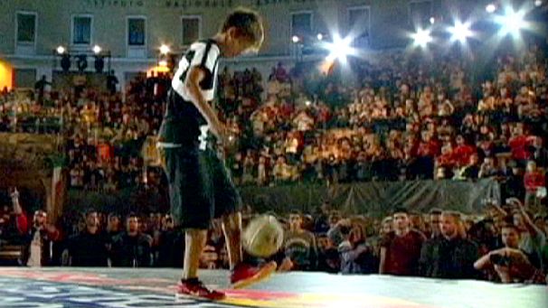 Freestyle soccer players keep it up in Italy