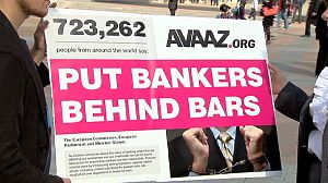“Mettere i banchieri in prigione”, la petizione di Avaaz arriva al Parlamento Ue