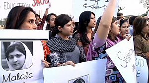 Les femmes pakistanaises soutiennent Malala Yousufzai victime des talibans