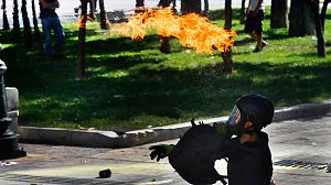 Atene brucia. E un uomo è morto durante gli scontri tra manifestanti e polizia