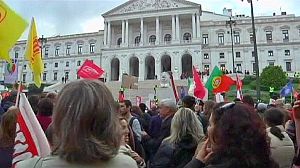 Portugiesen entladen ihre Wut vor Lissaboner Parlament