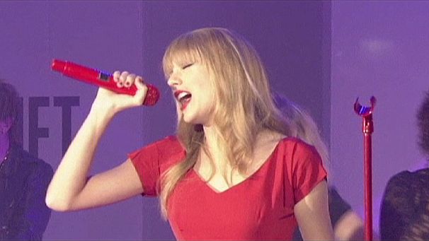 Taylor Swift helps get London into the Christmas spirit