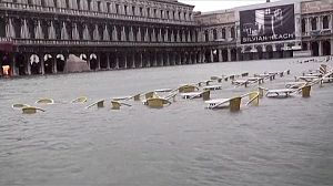 Lagune schwappt nach Venedig