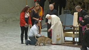 Circus performers seduce Vatican audience