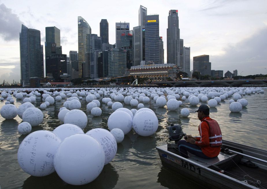 Wishing spheres set afloat for New Year in Singapore Wishing spheres set afloat for New Year in Singapore