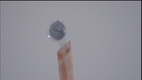 Lentilles de contact avec écran LCD intégré