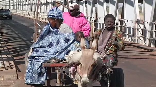 Mali: civilians try to escape the conflict