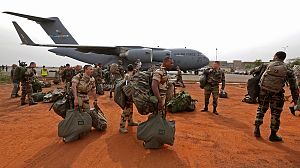 Supplies fly in to Mali as UN warns of suffering
