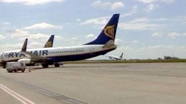 Ryanair lifts profit forecast