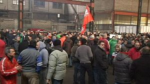 Liege steel employees vote to work and protest