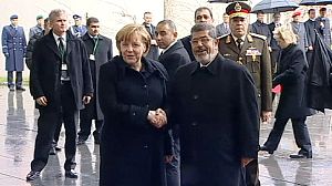 Chancellor Merkel urges Egypt’s Mursi to pursue political dialogue