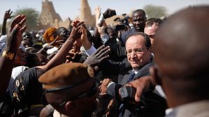 Hollande mobbed by grateful Timbutuku residents