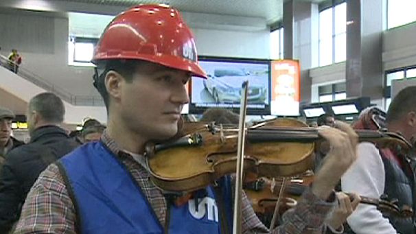 Flash mob music at Bucharest airport