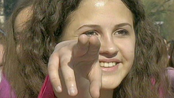 Albanie : les femmes dansent dans les rues de la capitale