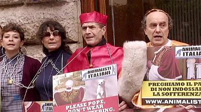 Ρώμη : Ακτιβιστές διαμαρτύρονται για την γούνα στα άμφια του Πάπα