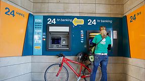 W samo południe - skok na bank!