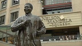 Mandela 'doing well' but no sign of leaving hospital
