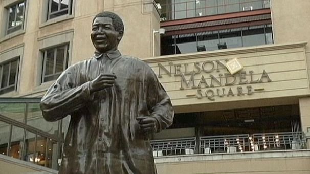 Mandela ‘doing well’ but no sign of leaving hospital