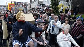 Przeciwnicy Thatcher odwracają się plecami do jej trumny