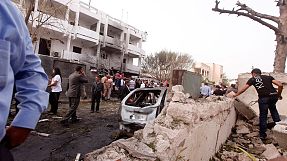 Laurent Fabius à Tripoli après l'attentat à la voiture piégée