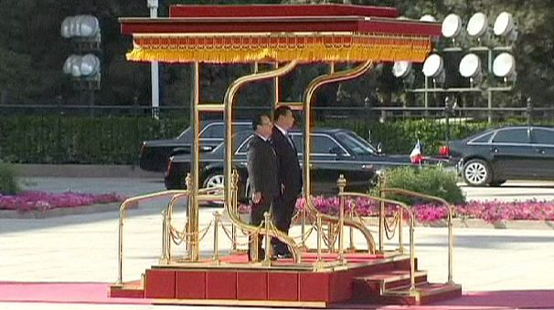 Francia-Cina: Hollande a Pechino, visita lampo con molti affari e qualche accenno ai diritti