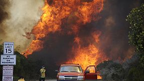 La California lotta contro le fiamme