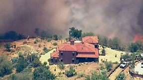 Incendi: il fuoco si estende nei pressi di Los Angeles