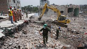 Bangladés: una superviviente el día en que se supera el millar de víctimas
