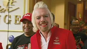 El fundador de Virgin mantiene su palabra vestido de azafata